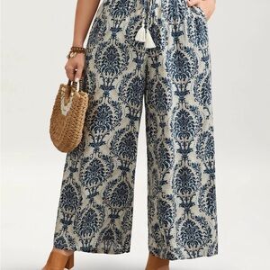 NWT BloomChic Navy and Cream Wide-Leg Pants